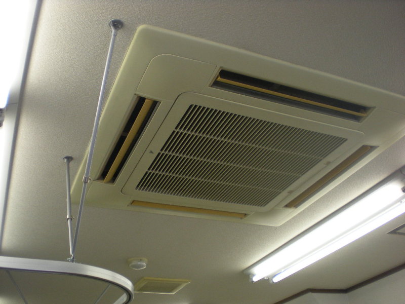 ダイキンの業務用天井カセットエアコンのクリーニング