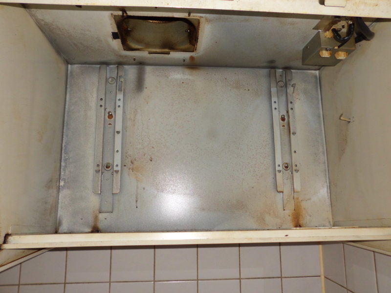 浴室の石鹸カス汚れと換気扇の油汚れ